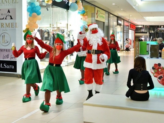 Prawdziwie świąteczny klimat zawitał już do Galerii Echo w Kielcach. Zwłaszcza, że w poniedziałek, 6 grudnia, można tu było spotkać zarówno Świętego Mikołaja, jak i gromadę wesołych Elfów.