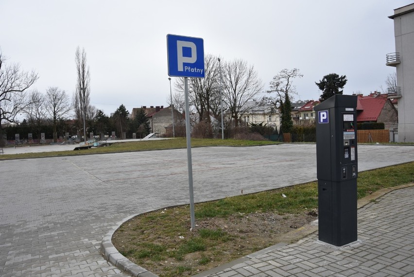 Tarnów. Nowy parking przy ul. Słowackiego już nie jest darmowy. Parkomat odstraszył kierowców