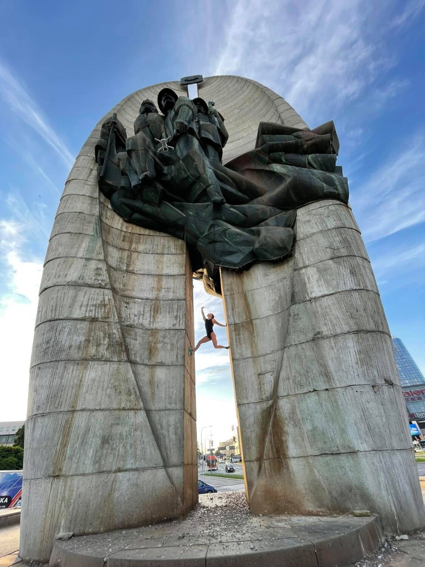 Rzeszowianka lubi wspinać się na Pomnik Czynu Rewolucyjnego. Bez żadnych zabezpieczeń. Planuje wejść jeszcze wyżej! [ZDJĘCIA]