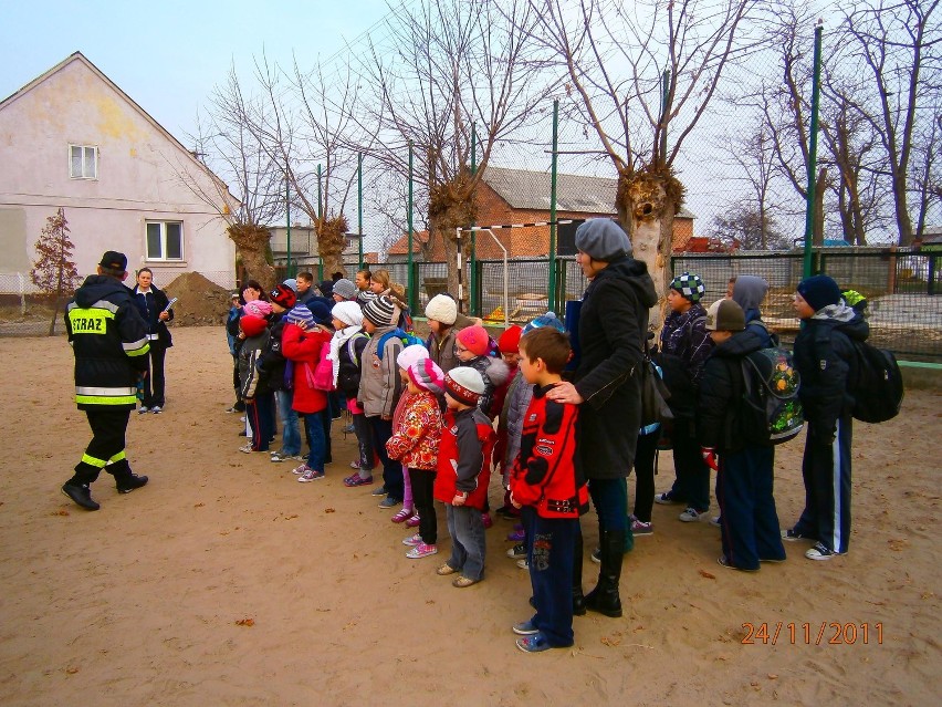 Strażackie cwiczenia w Szkole Podstawowej w Jastrzębnikach. ZOBACZ ZDJĘCIA