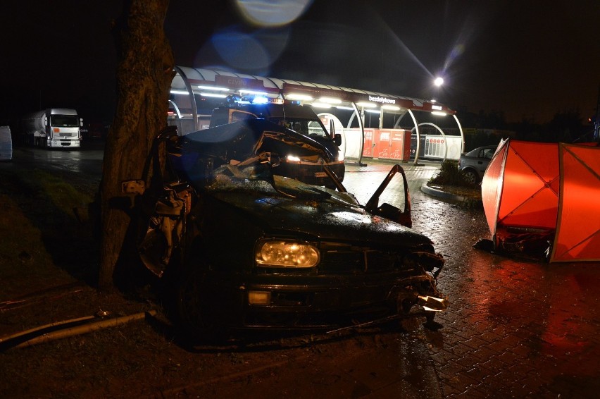 Śmiertelny wypadek na Łódzkiej w Piotrkowie. Volkswagen golf...