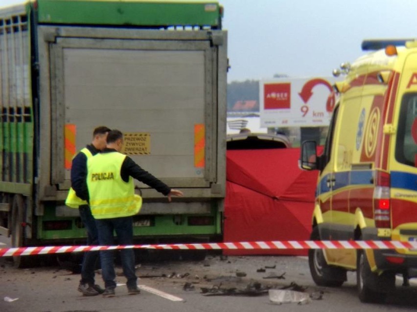 Śmiertelny wypadek w Kościelnej Wsi. Samochód osobowy zderzył się z ciężarówką