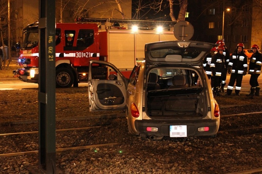 Kraków: wypadek na al. Pokoju. Tramwaj MPK wjechał w samochód osobowy [ZDJĘCIA]