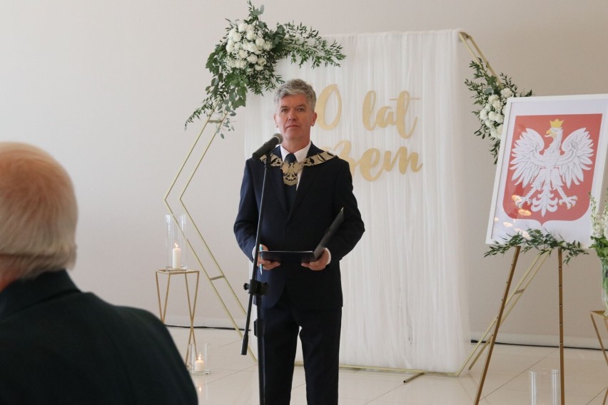 Złote Gody 2022 w Wieluniu. 10 maja odbyła się pierwsza uroczystość wręczenie medali dla małżeństw z 50-letnim stażem ZDJĘCIA 