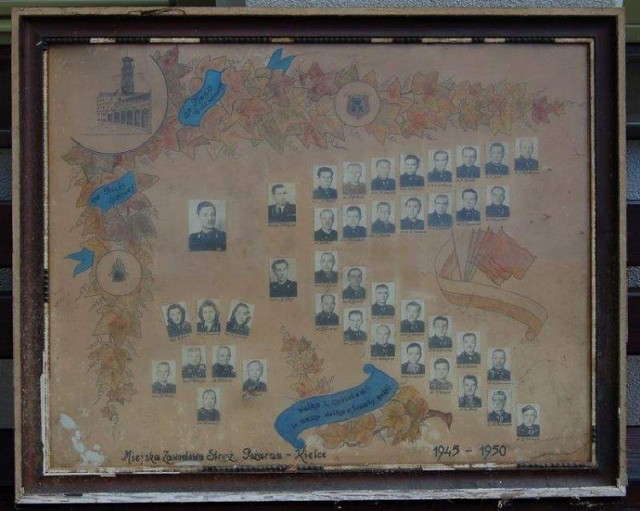 Tablica ze zdjęciami strażaków Miejskiej Zawodowej Straży Pożarnej w Kielcach z lat 1945-1950.