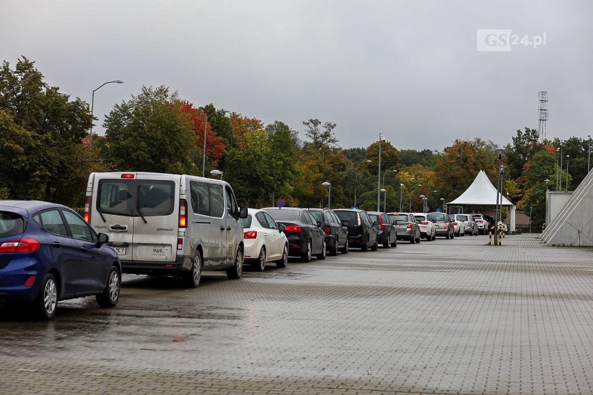 Kolejki do testów na koronawirusa przy ul. Szafera w...