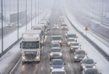 Załamanie pogody i trudne warunki na drogach oraz kolei w Pomorskiem. Wypadki, dziesiątki stłuczek. Odwołane zajęcia w szkołach i brak prądu