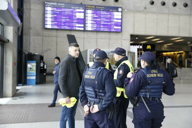 Dworzec PKP w Katowicach ewakuowany - otrzymano zgłoszenie o podłożonej bombie.