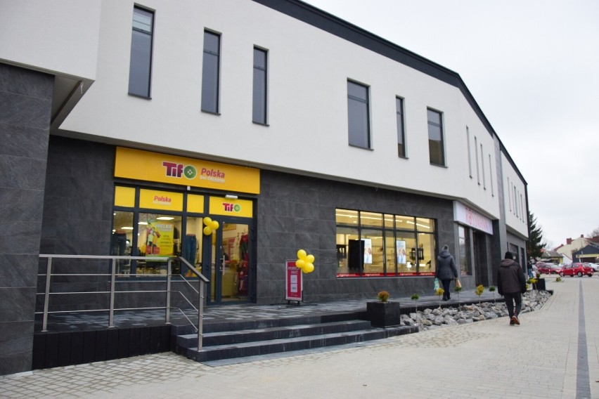 W nowym pawilonie handlowym "Dzikowiak" w Tarnobrzegu otwarto pierwszy sklep. Trwa budowa parkingu podziemnego. Zobacz zdjęcia