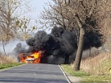 Z ostatniej chwili: Pożar samochodu na drodze pomiędzy Kwilczem, a Sierakowem [ZDJECIA]