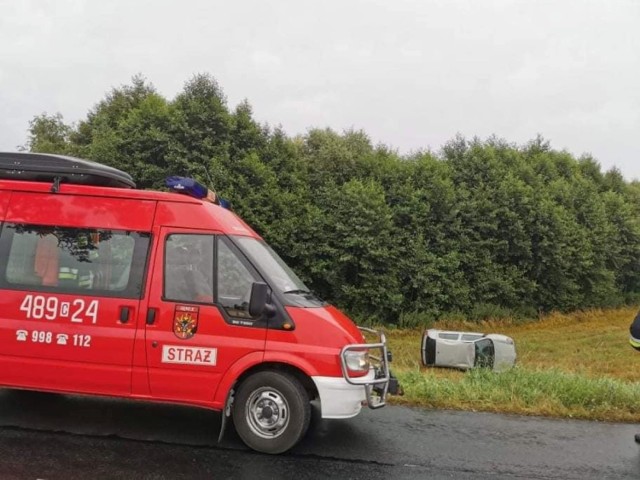 Jak informuje nas Magdalena Polak z Komendy Powiatowej Policji w Mogilnie, kierujący renault clio nie dostosował prędkości do warunków panujących na drodze i dachował na polu.