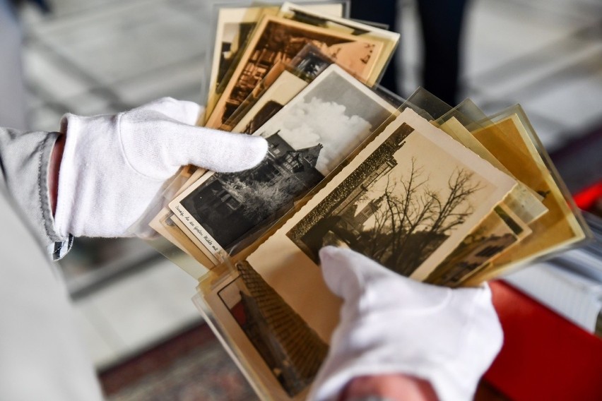 Zbiory Muzeum Gdańska wzbogaciła ogromna kolekcja pocztówek...