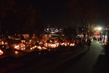Cmentarz w Bełchatowie wieczorem we Wszystkich Świętych 2021