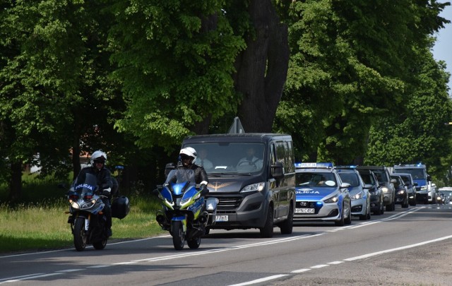 Z kościoła Matki Boskiej Nieustającej Pomocy na Cmentarz Komunalny w Malborku zmotoryzowany kondukt utworzyli malborscy policjanci.