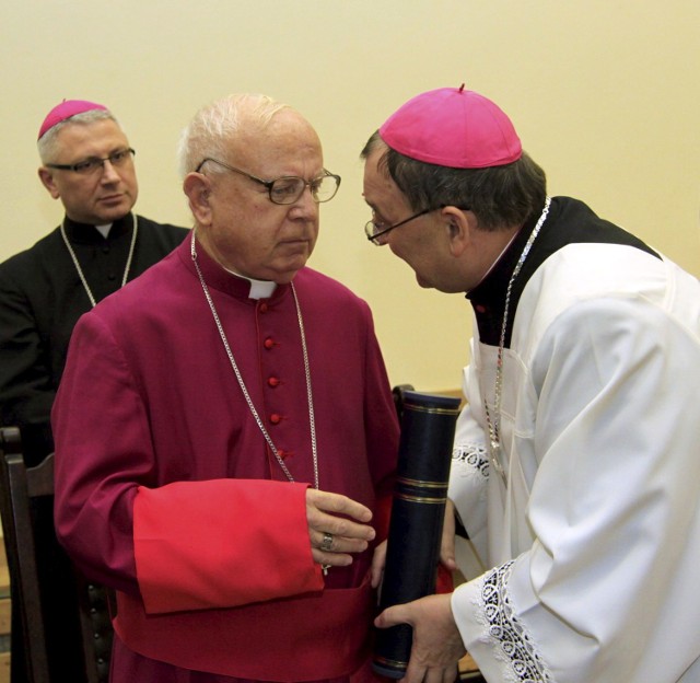 Ks. Grzegorz Pawłowski i abp Józef Życiński. W tle bp Artur Miziński