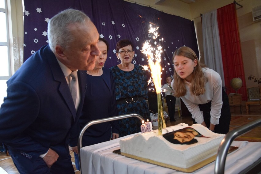 50 lat Szkoły Podstawowej w Złoczewie. Uroczysta akademia na koniec bogatych, trwających cały tydzień obchodów ZDJĘCIA