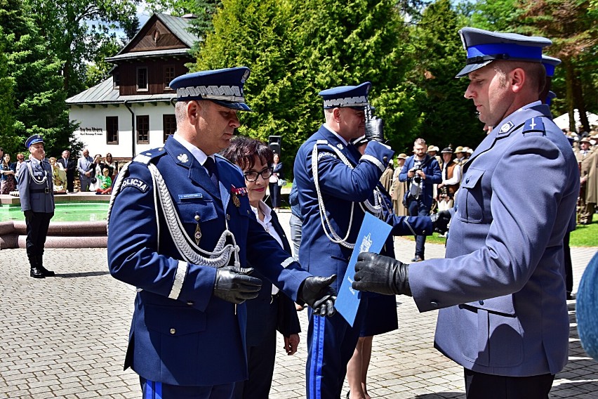 Odznaczenia i awanse dla policjantów z komendy powiatowej w Gorlicach. W Wysowej odbyły się obchody Święta Policji