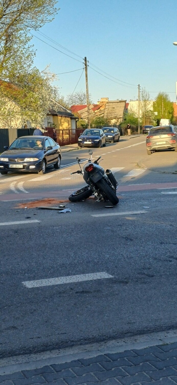 Zderzenie samochodu i motocykla na ulicy Słowackiego w Radomiu. Kierujący BMW nie ustąpił pierwszeństwa? Ranny motocyklista w szpitalu