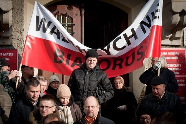 Protestujący przynieśli na pikietę transparent z napisem &#8222;Wałbrzych nie Białoruś!&#8221;.