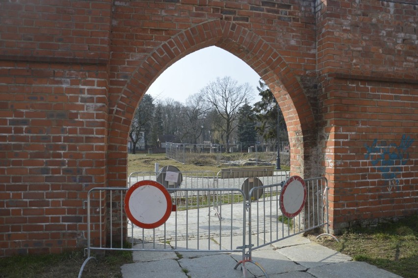 Z zabytkowego muru na Starym Mieście w Głogowie poleciały cegły. Przejście zamknięte dla pieszych