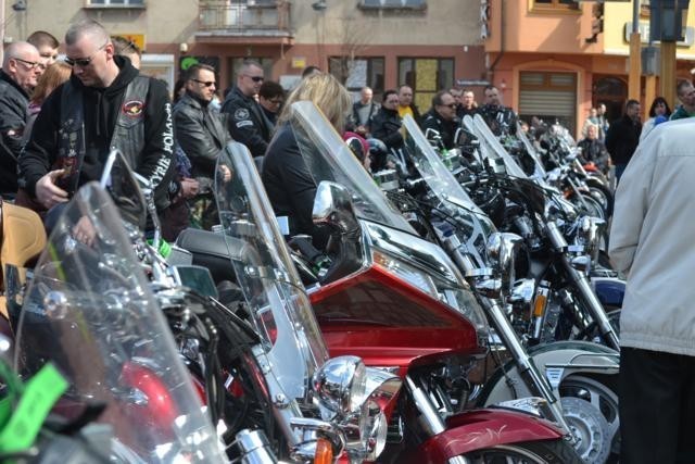 Rozpoczęcie sezonu motocyklowego. Najpierw modlitwa i święcenie, a później parada ulicami Bytowa