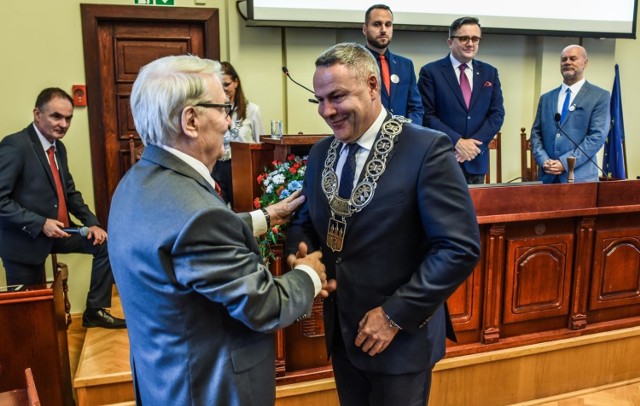 Rafał Bruski został zaprzysiężony na kolejną kadencję dokładnie 19 listopada 2018 roku. Prezydencki łańcuch odebrał z rąk Leonarda Pietraszaka, znakomitego aktora i bydgoszczanina