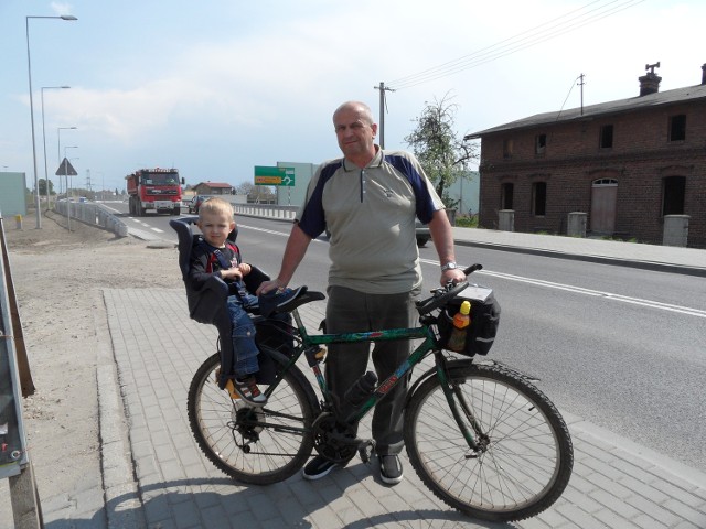 Jan Kuczera z wnukiem stoi na wiadukcie nad autostradą A1 w ciągu ulicy Rybnickiej w dzielnicy Rowień