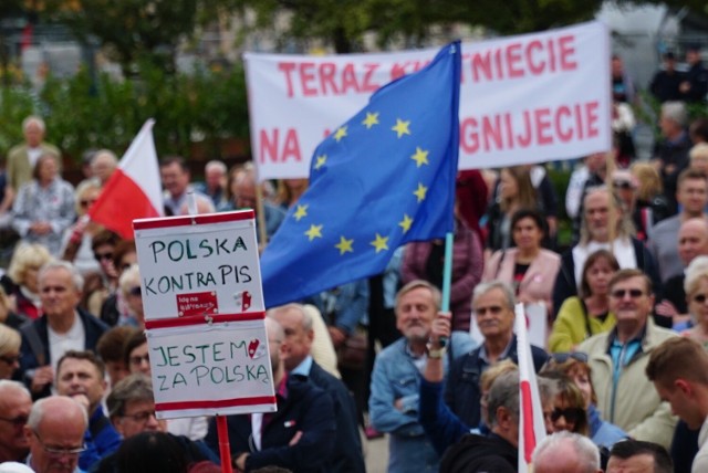 Przynieśmy ze sobą biało-czerwone flagi, transparenty, a przede wszystkim pełne nadziei biało-czerwone serca - tak apelował szef Nowoczesnej. Na Placu Wolności odbyła się rozgrzewka przez warszawskim Marszem Miliona Serc