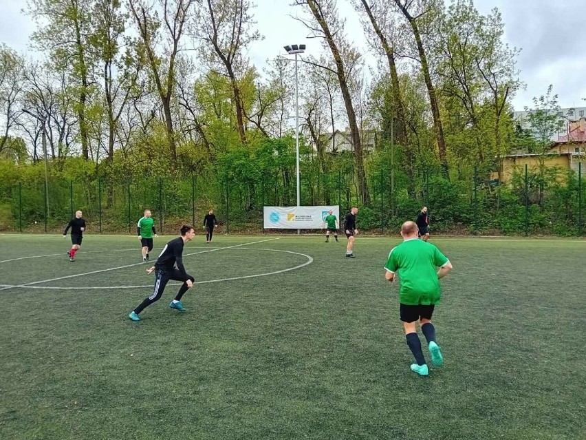Policjanci grali w piłkę. Funkcjonariusze z powiatu krakowskiego rywalizowali na stadionie w Słomnikach