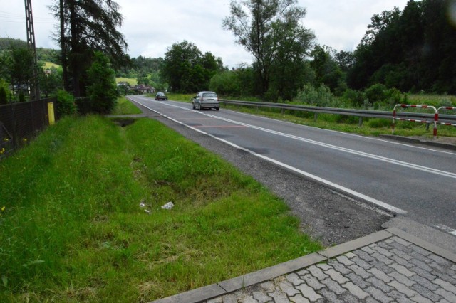 Pierwszy etap prac, czyli 200 m chodnika, będzie realizowany na tym odcinku od szkoły w kierunku Dobczyc