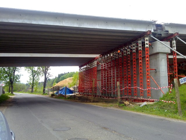 Pierwszy most pojawił się nad ulicą Łomnicką