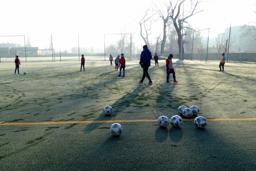 "Piłka pomaga kształtować charakter, a dużo dzieci poddaje się i odpuszcza, bo jest trudniej." - porozmawialiśmy z Michałem Skowronem