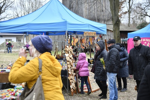 Tegoroczny kiermasz wielkanocny w Muzeum Wsi Radomskiej, mimo chłodnej pogody, odwiedziły setki mieszkańców Radomia i okolicznych miejscowości.