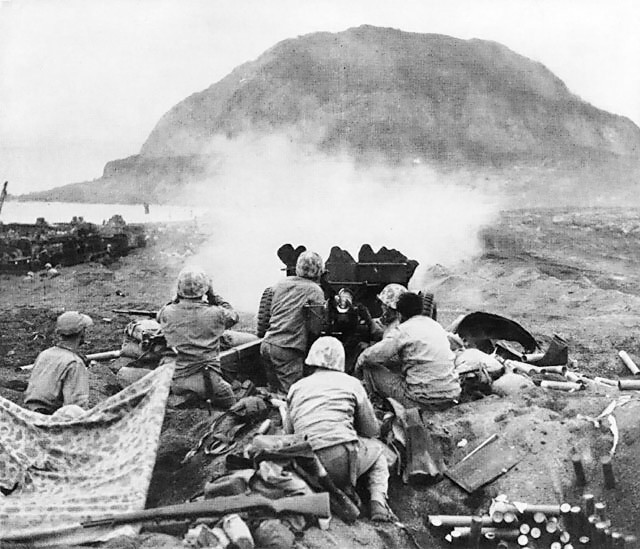 1945 &#8211; Wojna na Pacyfiku: zakończyła się bitwa o Iwo Jimę.