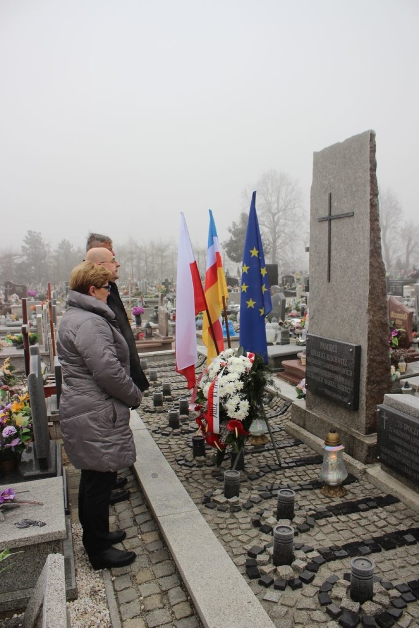 Żory: ku pamięci ofiar Marszu Śmierci. Władze miasta złożyły kwiaty na zbiorowej mogile