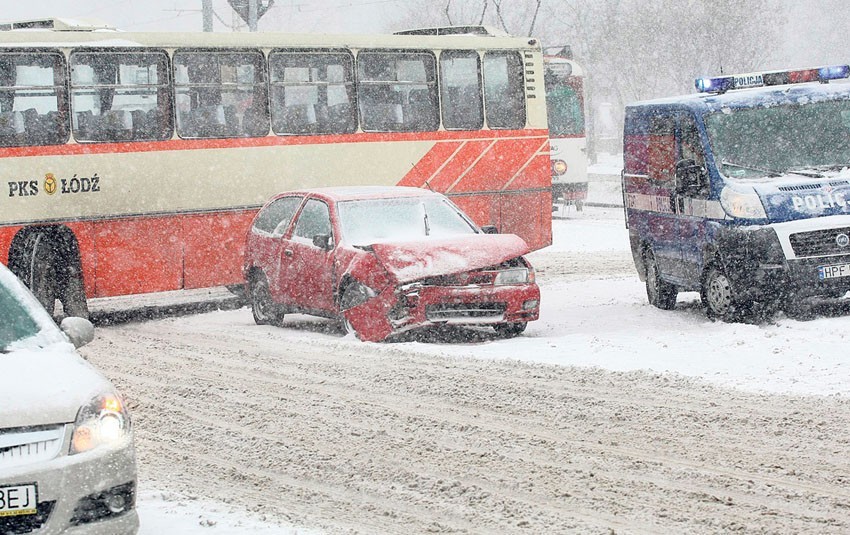 Trudne warunki drogowe sprawiają, że policja odnotowuje...