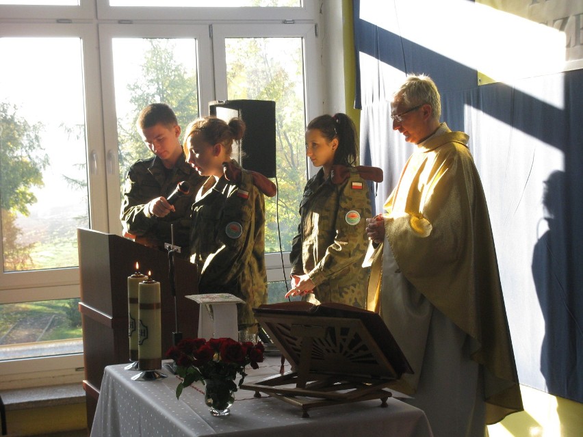 Młodzież z ZSP Kościelec uczciła patrona szkoły – Jana Pawła II