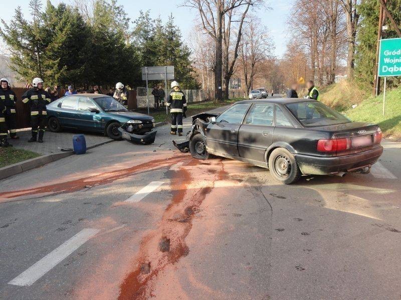 Wypadek Dąbrowa: cztery osoby ranne, dwa auta rozbite [ZDJĘCIA]