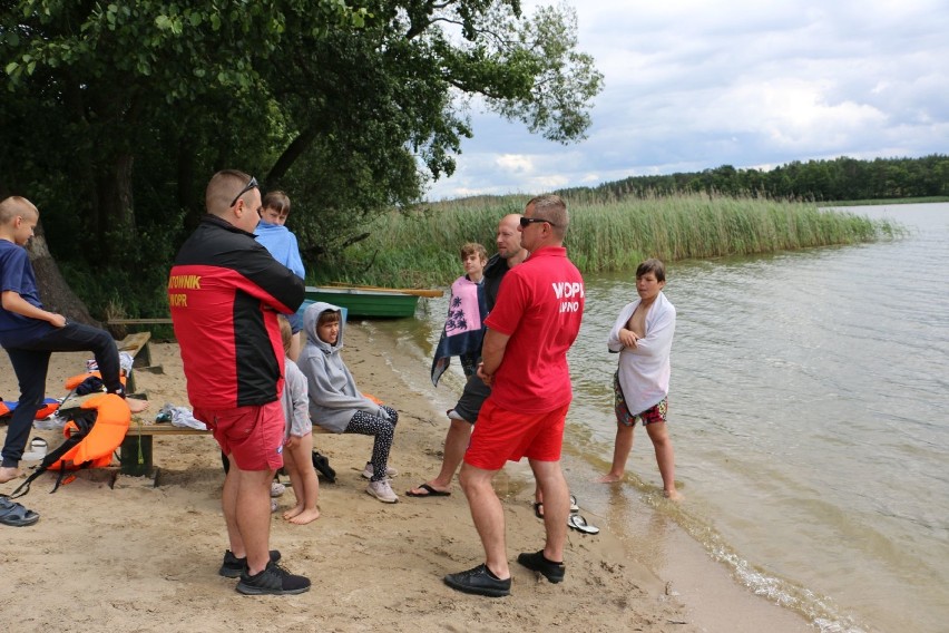 Skępe. Przeraźliwy krzyk dziecka ratownicy WOPR i policjanci usłyszeli z daleka. Dramat nad Jeziorem Wielkim. Zobacz zdjęcia i wideo