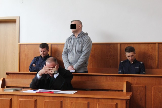Oskarżony Grzegorz W. twierdzi, że się bronił przed agresywnym mężczyzną z butelką