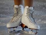 Jak działa lodowisko w Parku Słupna? Dzieci nauczą się tu grać w hokeja. 