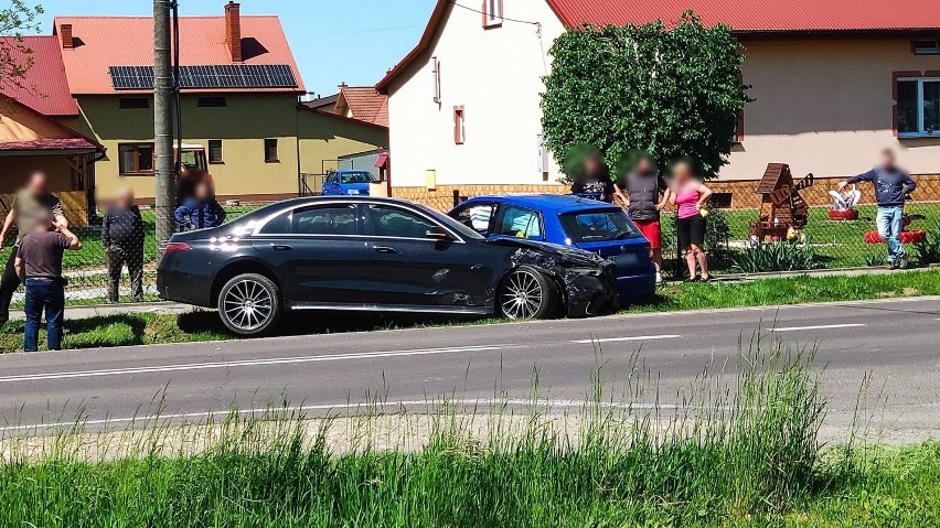 Dwa samochody osobowe zderzyły się w Koniaczowie. Jedna osoba ranna trafiła do szpitala [ZDJĘCIA]