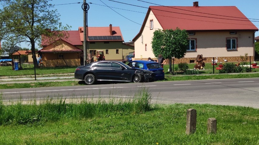 Dwa samochody osobowe zderzyły się w Koniaczowie. Jedna osoba ranna trafiła do szpitala [ZDJĘCIA]