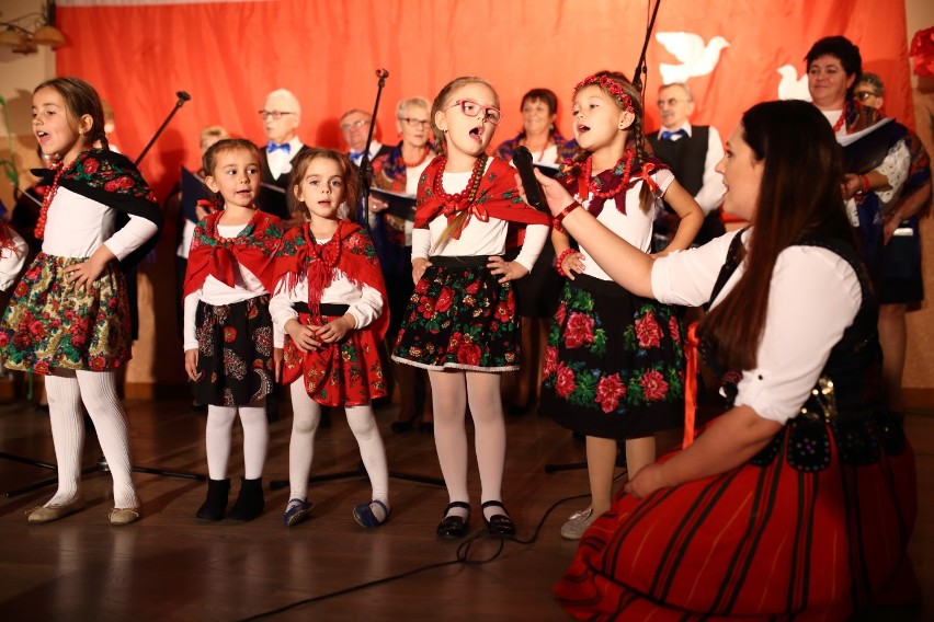 Ojczyzna miłością wskrzeszona – koncert patriotyczny w Skomlinie[FOTO]