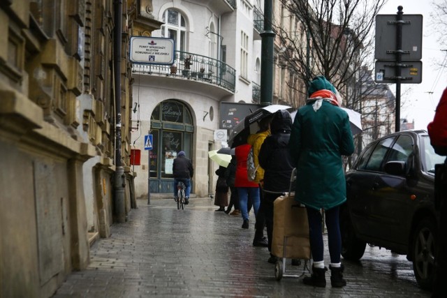 Do punktu sprzedaży biletów MPK przy ul. Podwale ustawia się długa kolejka.