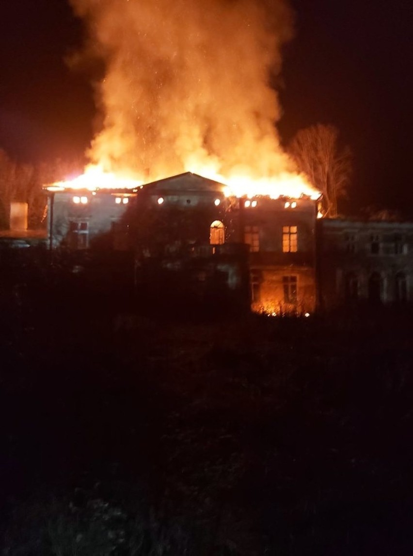 Pożar pałacu w Słupowie (gm. Sicienko). Z ogniem walczyło 10 zastępów straży!