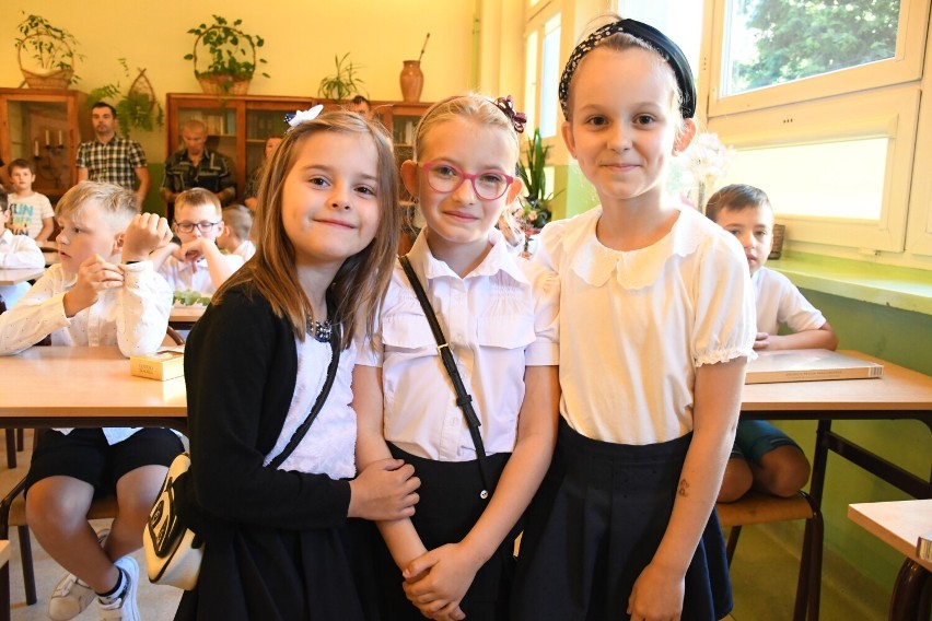 Zakończenie roku szkolnego 2021/2022 w Piotrkowie. 11,2 tys. uczniów rozpoczęło wakacje - ZDJĘCIA