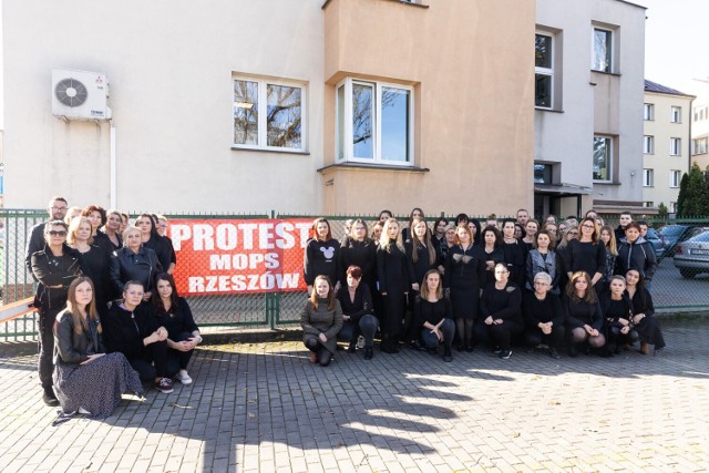 Pracownicy rzeszowskiego MOPS-u rozpoczęli akcje protestacyjną od rozwieszenia banerów na budynkach tej jednostki podległej miastu.