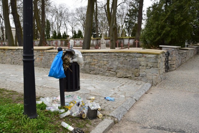 Problem wypełniających się śmietników przy głównym ulicach Sandomierza z każdym dniem przybiera na sile. Najgorsza sytuacja jest tam, gdzie śmietniki sąsiadują ze sklepami, Cmentarzem Komunalnym czy też innymi miejscami, uczęszczanymi przez pieszych. Więcej na kolejnych zdjęciach