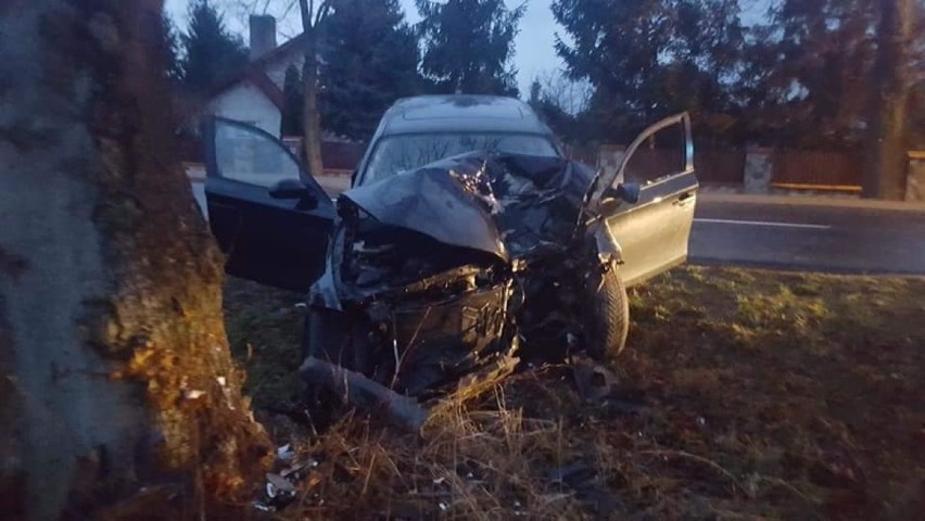 STRAŻACY W AKCJI: Wypadek na drodze w miejscowości Jaskółki. Trzy osoby w szpitalu [ZDJĘCIA]